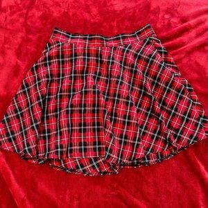 plaid skirt with zipper closure on back